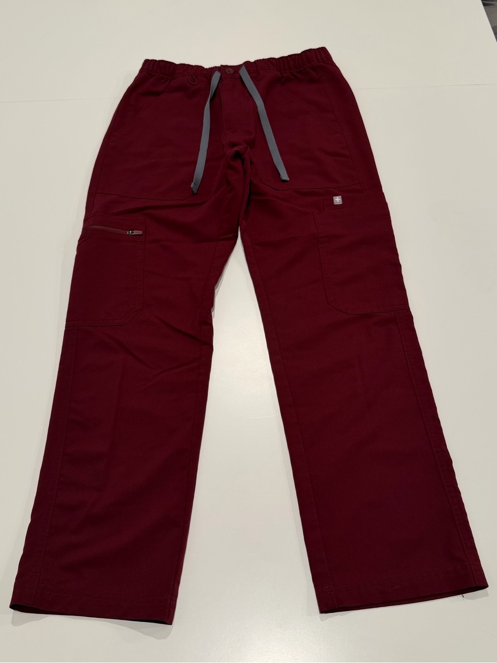 FIGS Men’s Cairo Cargo Scrub Pants Burgundy XS Short